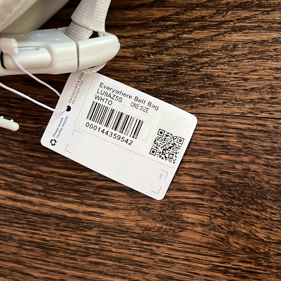 Lululemon Everywhere Belt Bag - Picture 3 of 3